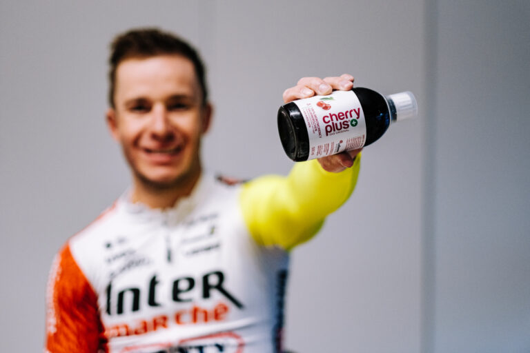 Sportler hält Cherry PLUS in die Kamera
